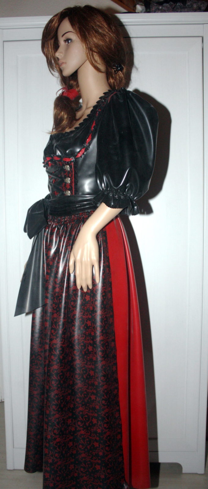 Latex Dirndl 3 teilig bestehend aus Kleid, Bluse und Schürze