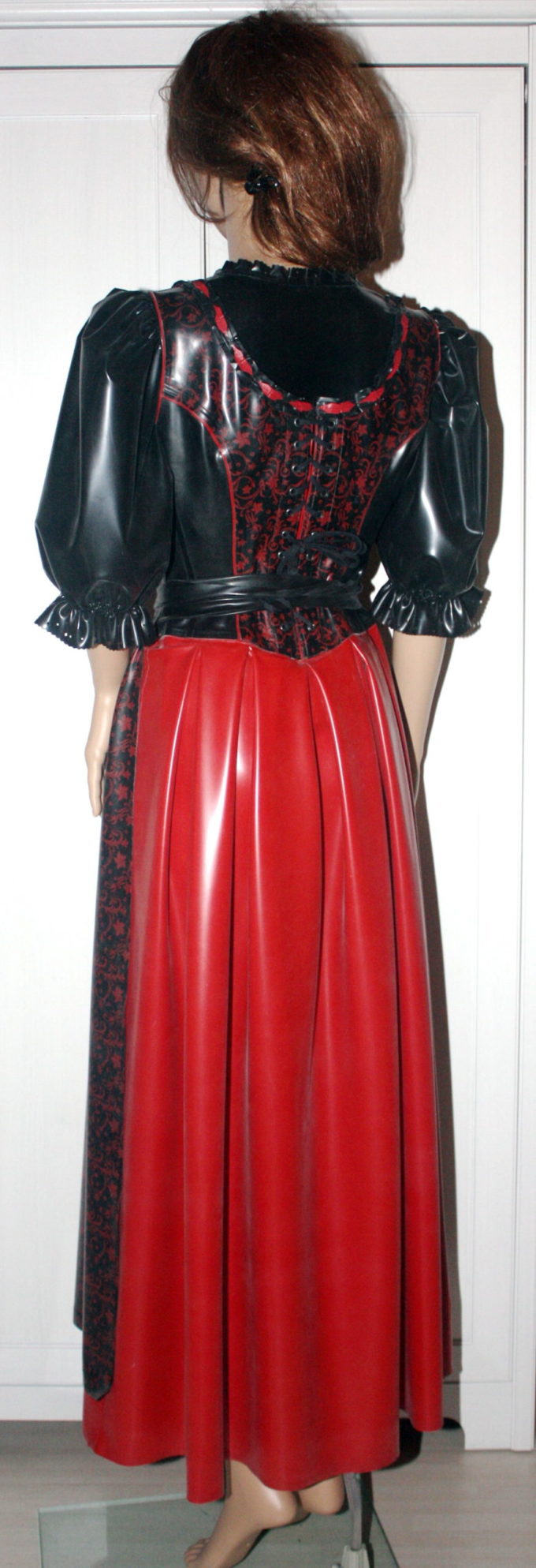 Latex Dirndl 3 teilig bestehend aus Kleid, Bluse und Schürze