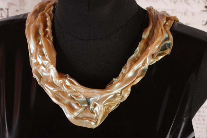 Latex Oberteil mit extravaganten Kragen
