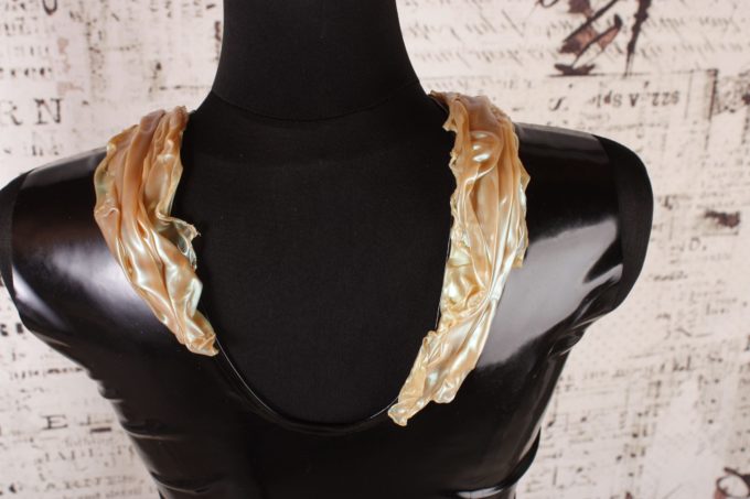 Latex Oberteil mit extravaganten Kragen