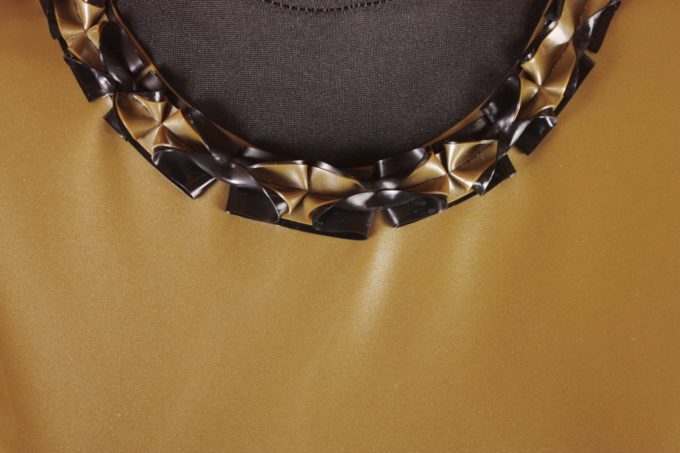 Latex Cocktailkleid mit Rüschen-Verzierung