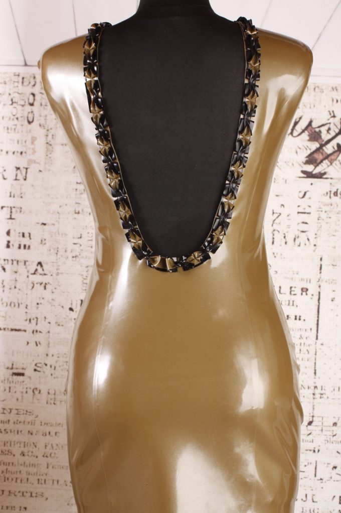 Latex Cocktailkleid mit Rüschen-Verzierung