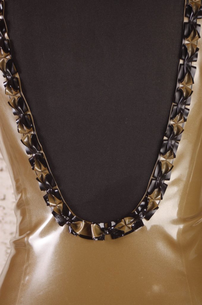 Latex Cocktailkleid mit Rüschen-Verzierung