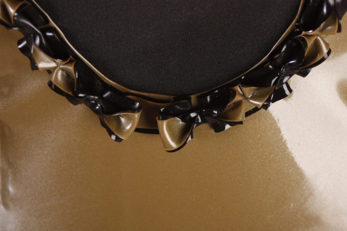 Latex Cocktailkleid mit Rüschen-Verzierung