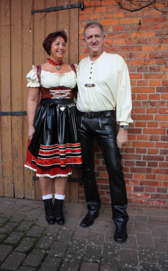 Latex Dirndl 3 teilig, bestehend aus Kleid, Bluse und Schürze