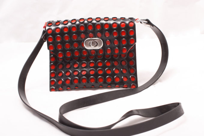 Latex Handtasche mit extravaganten Design in Schwar/ Rot