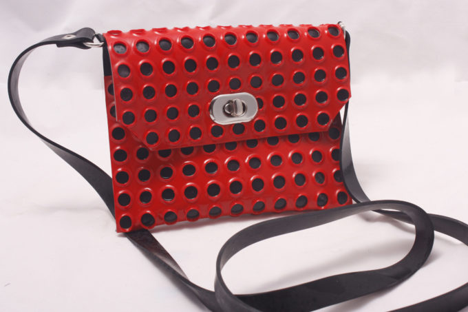 Latex Handtasche mit extravaganten Design in Rot/ Schwarz